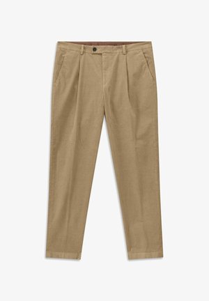 Beige Herrenhose mit Bundfalten, Seitentaschen, Gürtelschlaufen und Knopfverschluss vor weißem Hintergrund.