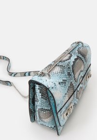 Borsa a tracolla con motivo a serpente blu e grigio, superficie testurizzata e dettagli in metallo, caratterizzata da una forma strutturata.