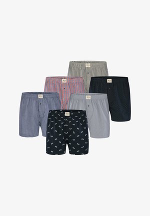 Seitsemän paria miesten bokserivaatteita, joissa on eri kuvioita: ruudullinen, raidallinen, yksivärinen ja polkupyörämotiiveja, sinisen, punaisen ja harmaan sävyissä.