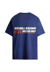 Tamsiai mėlynas trumpomis rankovėmis marškinėliai, pagaminti iš medvilnės. Ant nugaros ryškiai baltu ir oranžiniu spaudiniu užrašyta "RED BULL RACING" ir "RRR GIVES YOU WINGS".