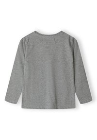 Einfache graue langärmelige Crew-Neck-Shirt von hinten vor einem weißen Hintergrund gezeigt.