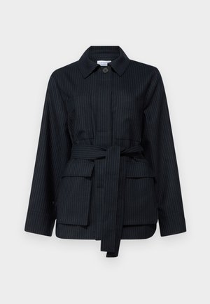 Schwarz gestreifte Jacke mit Kragen, vorderem Knopf, Bindegürtel und zwei aufgesetzten Taschen. Hergestellt aus einem strukturierten Stoff.