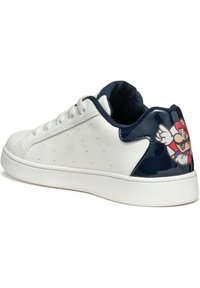 Sneaker bianco in pelle con dettagli blu navy, lati perforati, lacci piatti e tallone lucido blu navy con design di un personaggio dei cartoni animati.