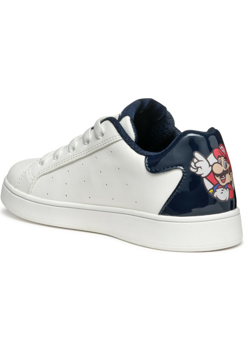Baskets en cuir blanc avec des accents bleu marine, côtés perforés, lacets plats et un talon glossy bleu marine ornés d'un design de personnage de dessin animé.