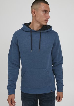 Felpa blu realizzata in un morbido tessuto testurizzato. Presenta una tasca a marsupio frontale, cappuccio regolabile con cordini e polsini a coste.