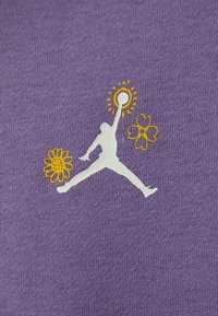 Fioletowa bawełniana tkanina z białym sylwetką skaczącej postaci, otoczoną żółtymi wzorami kwiatowymi i grafiką przypominającą słońce.