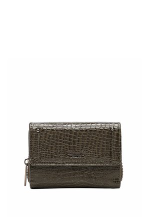 Cartera de cuero verde oscuro con textura de cocodrilo, cierre de solapa y cremallera visible en el lateral.