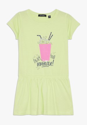 Lichtgroene jurk met korte mouwen, geplooide taille en een print van een roze limonadecup met rietjes en plakjes limoen. Tekst: "Geniet van je limonade!"
