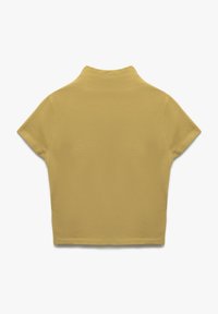 Top a maniche corte di colore giallo senape con colletto alto, texture liscia e design cropped. Senza loghi o motivi visibili.