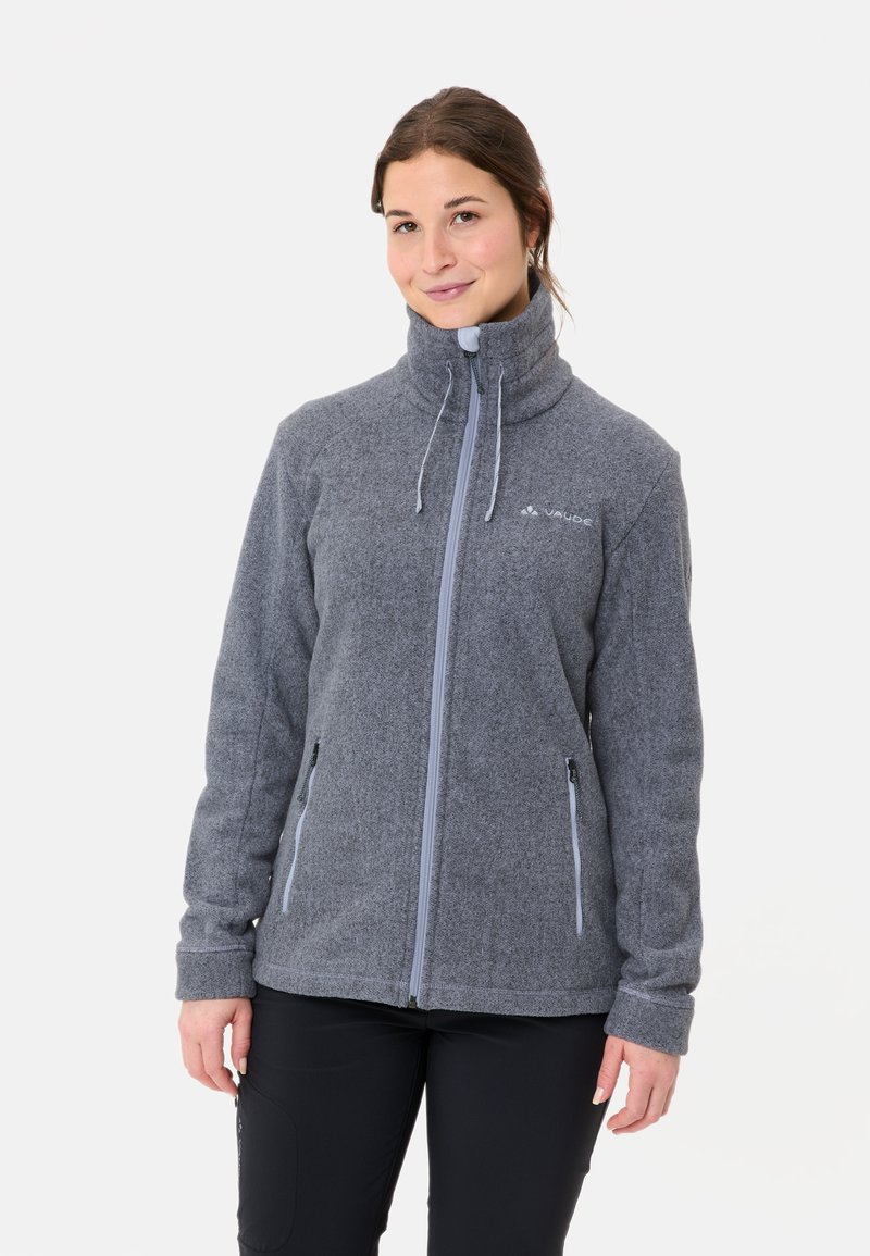 Giacca in pile grigia con colletto alto, chiusura con zip anteriore e due tasche laterali. Presenta zip e logo in grigio chiaro a contrasto sul petto.