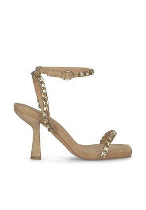 Beige High-Heelsandale mit strukturiertem Wildleder-Finish, offenem Zehenbereich und einem Knöchelriemen, der mit klaren Edelsteinen verziert ist. Blockabsatz.