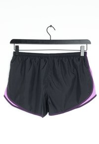 Černé sportovní šortky s elastickým pasem, fialovými bočními pruhy a lehkou, hladkou texturou. Zavěšené na černém háčku.