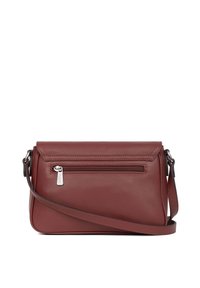 Borsa a tracolla in pelle di colore rosso scuro con texture liscia, pattina superiore e tasca frontale con zip. Dotata di una tracolla regolabile.