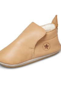 Helles Leder-Babyschuh mit weicher Sohle, Fleece-Futter und Sternlogo an der Seite, schräg aufgenommen, um die Oberseite und die Außenseite zu zeigen.