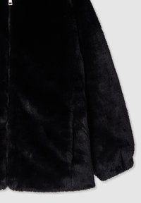 Giacca in finta pelliccia nera con una texture morbida, chiusura con zip e maniche leggermente a sbuffo. Materiale liscio e caldo ricopre l'orlo arrotondato.