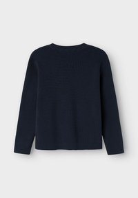 Pull en tricot bleu marine foncé avec un col rond, texture côtelée et manches longues. Design à l'arrière simple et polyvalent, sans fermetures visibles.