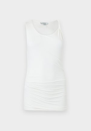 Λευκό ασπ sleeveless τοπ με στρογγυλή λαιμόκοψη, ρευστό ύφασμα σε έναν ώμο και ραβδώσεις στα πλαϊνά για εφαρμοστή εμφάνιση.