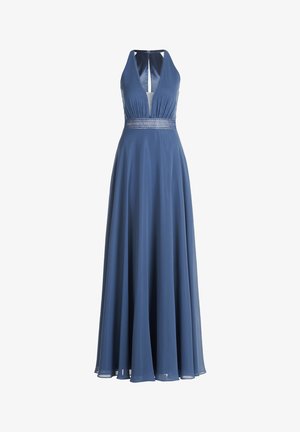 Lang, vloeiende blauwe jurk met een halternek, V-halslijn en een geraffineerde taille. Gemaakt van lichtgewicht stof met een gladde textuur.