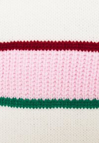 Tissu en tricot de laine avec des rayures horizontales : rouge foncé, rose clair, vert et blanc. Motif texturé avec une apparence douce et confortable.