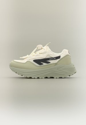 Off-white sko med tyk lys grå sål, sort sidelogo med teksten "SHADOW," og unik snørrelukning med trinlås.