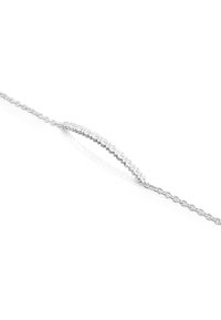 Bracciale in argento caratterizzato da un design a catena attorcigliata con una sezione ovale di anelli alternati lucidi e testurizzati.