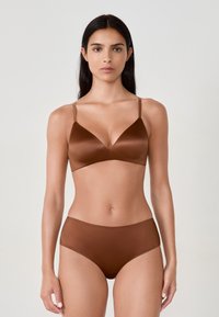 Bralette in satin marrone con spalline regolabili e scollatura profonda, abbinato a culotte a vita alta coordinate; texture liscia in tutte le parti.