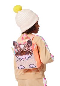 Zaino rosa e arancione con un design a forma di viso di gatto, con dettagli a farfalla e texture glitterata. Include due spallacci rosa e una maniglia superiore.