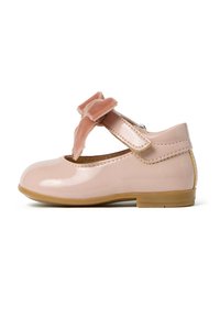 Chausson en cuir verni rose avec une pointe ronde, une sangle sur le côté et un joli nœud en velours rose doux. Texture lisse et petit talon.