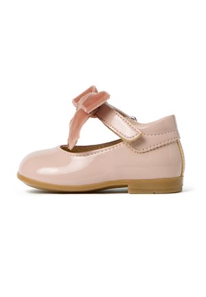 Chausson en cuir verni rose avec une pointe ronde, une sangle sur le côté et un joli nœud en velours rose doux. Texture lisse et petit talon.