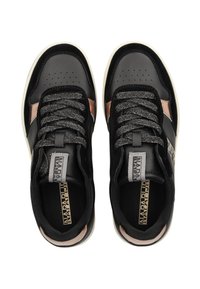 Sneaker neri con tomaia in pelle e tessuto, caratterizzati da un accento grigio, lacci a fantasia e suola texturizzata. Logo sulla linguetta e sul lato.