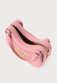 Rozā ādas plecu soma ar zelta rāvējslēdzēju un "LOVE MOSCHINO" logotipu zelta burtos priekšpusē, siksna piestiprināta ar zelta gredzeniem.