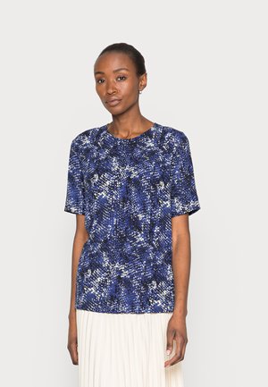 Top azul de mangas curtas com um padrão abstracto texturizado em tons mais claros, decote redondo e um corte descontraído. Adequado para uso casual.