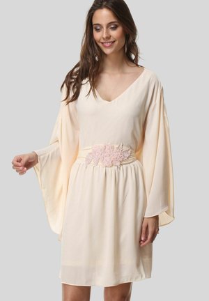 Outfitters Nation, VESTIDO FLUIDO CON CINTURÓN DE ABALORIOS Y PEDRERÍA - Vestido informal - crudo