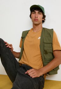 Nike Sportswear CLUB TEE - Navadna majica - flax
