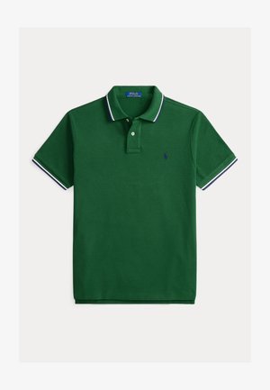 Zielona koszulka polo z krótkim rękawem, białym i granatowym paskowanym kołnierzykiem oraz brzegami rękawów, plisą na dwa guziki i małym granatowym haftowanym logo na piersi.