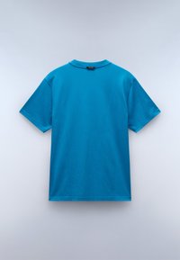 Camiseta de algodón azul brillante de cuello redondo y manga corta. Textura suave sin patrones o gráficos visibles. Vista posterior mostrada.