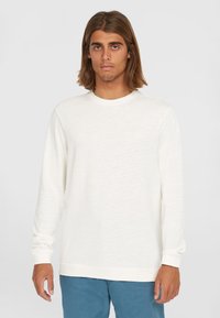 Lys off-white langærmet skjorte med rund halsudskæring, blød tekstur og en diskret logo detalje på brystet. Casual pasform med ribbede manchetter.