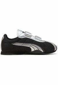 Baskets en mesh noir et argent avec deux sangles Velcro argentées et un logo en forme de bande incurvée argentée sur le côté, vues de profil gauche.