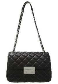 Borsa in pelle matelassé nera con chiusura in metallo argentato, dotata di una tracolla a catena e di forma rettangolare.