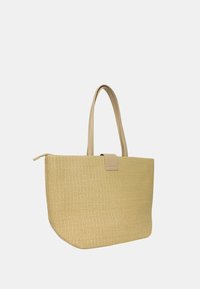 Borsa a spalla in paglia tessuta di un beige chiaro con dettagli in pelle liscia e due manici robusti, caratterizzata da una forma rettangolare strutturata.