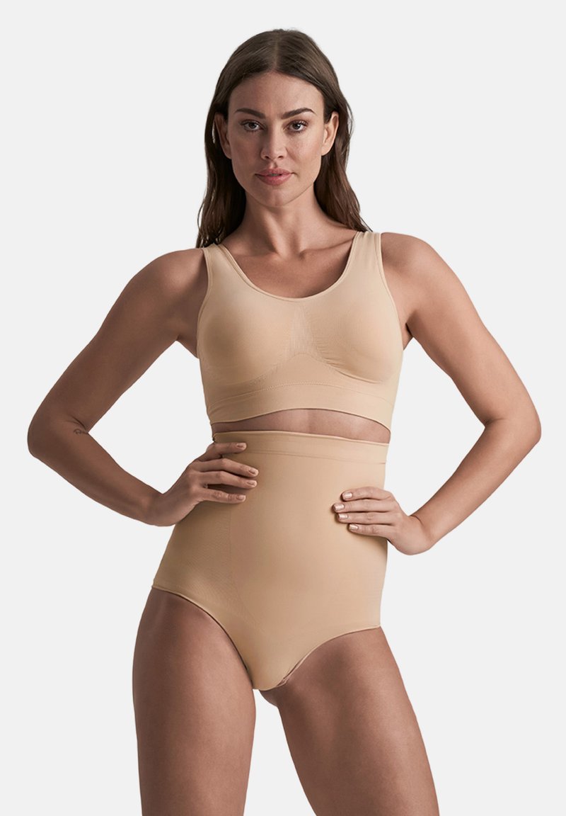 Naadloze nude bh en hoog-gehoge slipset gemaakt van zachte, rekbare stof, met een rond decolleté en een ondersteunend ontwerp.