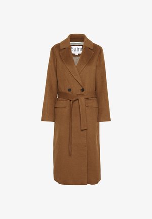 Manteau double boutonnage en mélange de laine brun, avec une taille ceinturée, des revers crantés et deux poches avant. Présente une texture lisse et une silhouette ajustée.