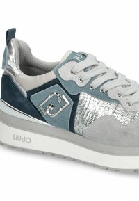 Grå, blå og sølv sneaker med hvide snørebånd, tekstureret metallisk sidepanel og "Liu Jo" logo på sålen og siden.