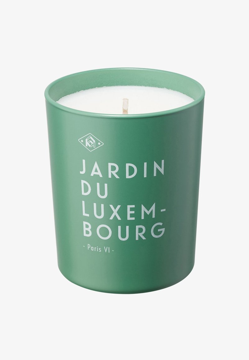 Grüner zylindrischer Kerzenglasbehälter mit weißem Wachs, vorne mit weißem Text beschriftet: "Jardin du Luxembourg - Paris VI".