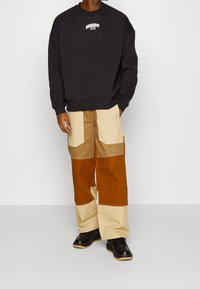 WRSTBHVR Felpa con zip - black