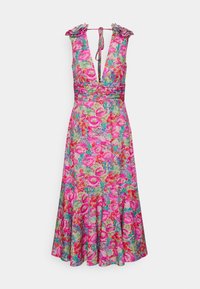 Robe fleurie avec un motif rose et vert vif, sans manches avec des épaules à volants, un profond décolleté en V et un ourlet évasé.