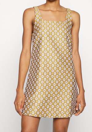 Robe courte sans manches en ligne A avec un décolleté carré, présentant un motif géométrique floral jaune et blanc sur un tissu brillant.