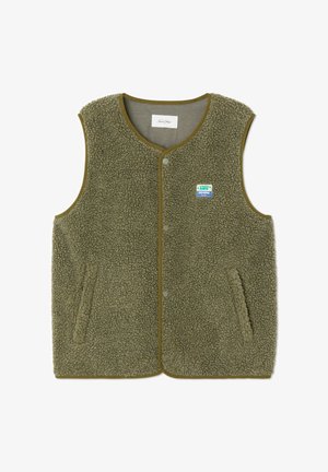 Gilet en polaire olive avec une surface texturée, fermetures à pression sur le devant et deux poches latérales ; présente une petite étiquette de marque.