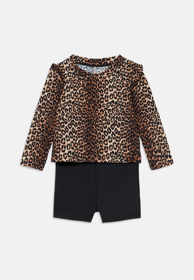 Leopardų rašo ilgomis rankovėmis aukštas su volanais, derinamas su juodomis šortais. Minkšta medžiaga su glotnia tekstūra. Turi apvalią iškirptę.