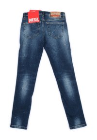 Modre denim hlače s slim fit krojem, z blagim bledečim izgledom, petimi žepi in znamkovno usnjeno nalepko na hrbtnem pasu.